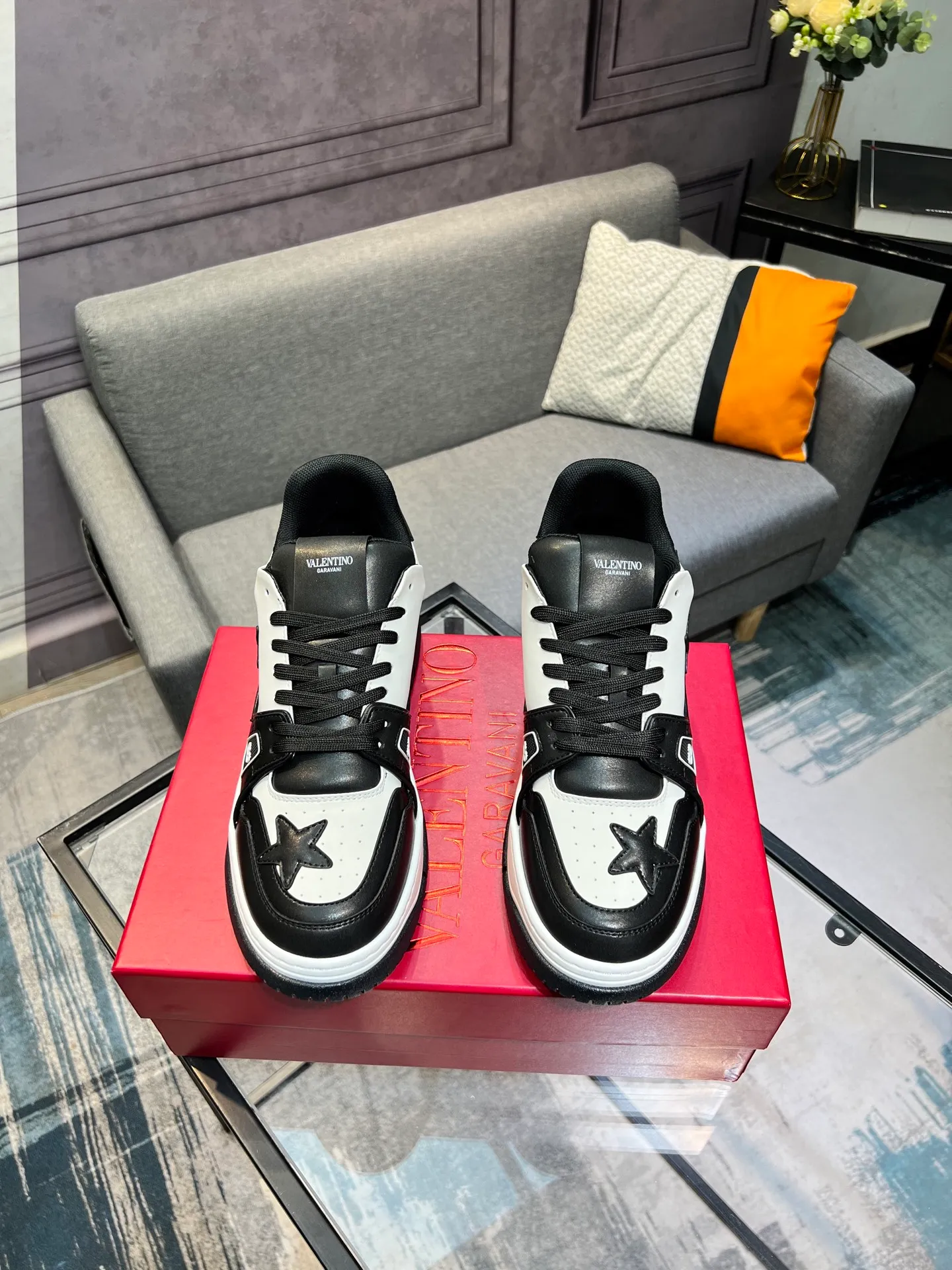Men's Men's Shoes 💰660 Valentino 2023 early autumn new star shoes are now online! Wang Hedi and Ren Jialun have been worn by many celebrities. Who can refuse the same couple shoes as Wang Hedi! The design of Stars Stab My Heart is cool and spicy. The material of the shoes is cowhide, and every color is beautiful! Size 35-40, men’s size 39-44 (women’s 41, men’s 38, 45🉑️customized)
